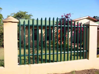 Nineteen green pointed palisade pales installed between the wall, they serve as the courtyard fence together.