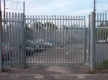 Singular sliding palisade gate with palisade fence protect the parking lot together, the pales of them are triple pointed and W section pales.